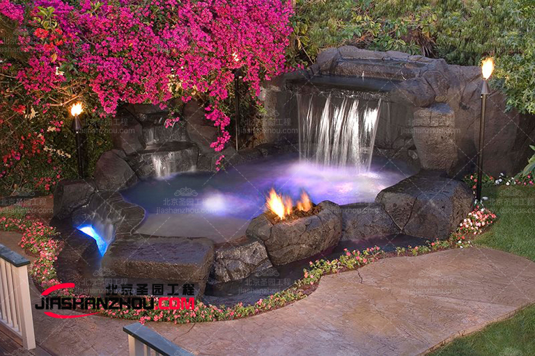 通過仿真樹等人工植物輕松地節約用水并保持美麗環境