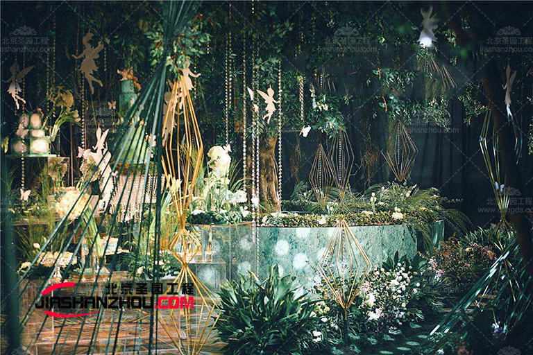 用漂亮的仿真樹為青島詹姆斯咖啡廳室內(nèi)外帶來溫馨的氛圍