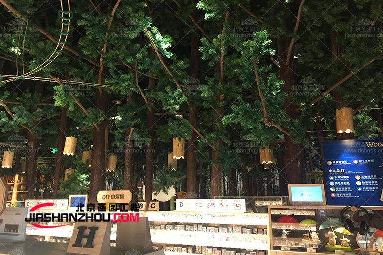 南京白下區綠柳居餐飲空間仿真樹景觀的裝飾布置