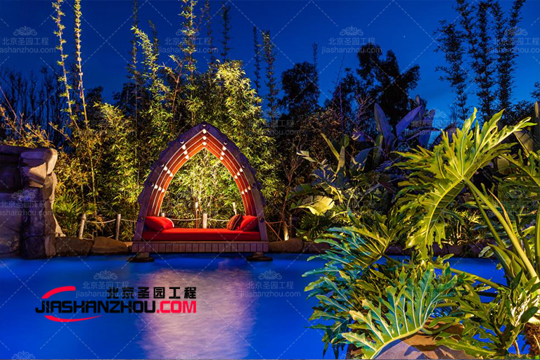 使用真實和人工室外仿真樹植物進行容器種植