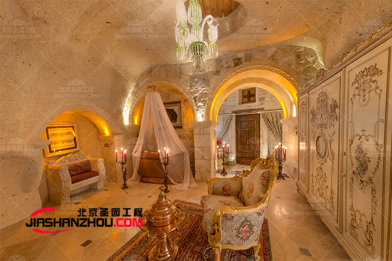 人造山洞旅行酒店有著優雅迷人的外觀