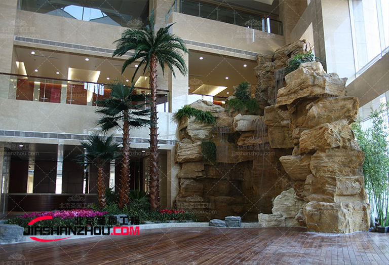 六安市仙安商貿(mào)城燒烤吧棕櫚仿真樹(shù)裝飾工程完工