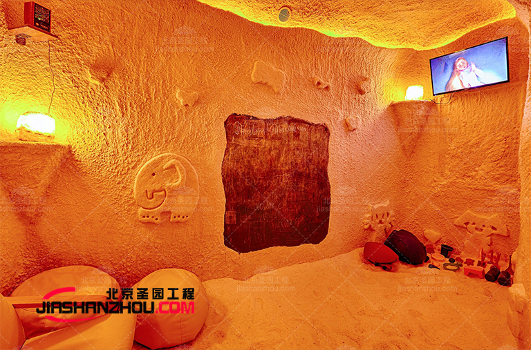 黃色在視覺上為汗蒸房洞穴式鹽療房空間帶來活力和俏皮感