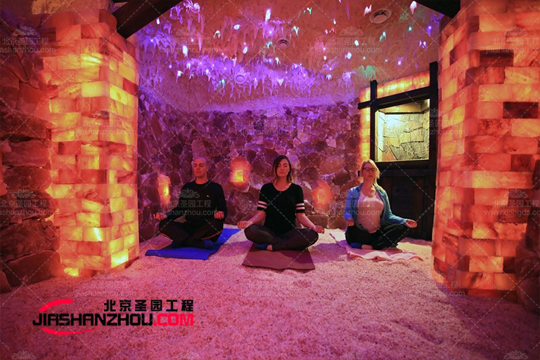 人造喜馬拉雅鹽療房深粉色的墻壁營(yíng)造出一種甜蜜的感覺