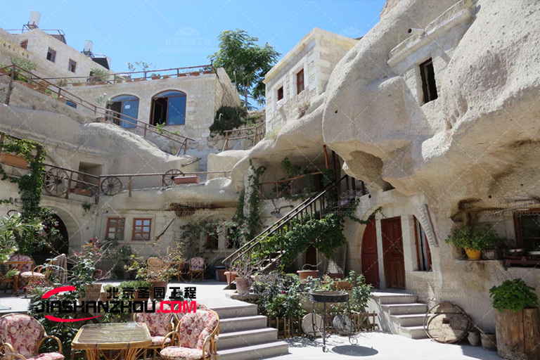 牛廠建造奢華的仿真山洞別墅驚呆網友 太壯觀了