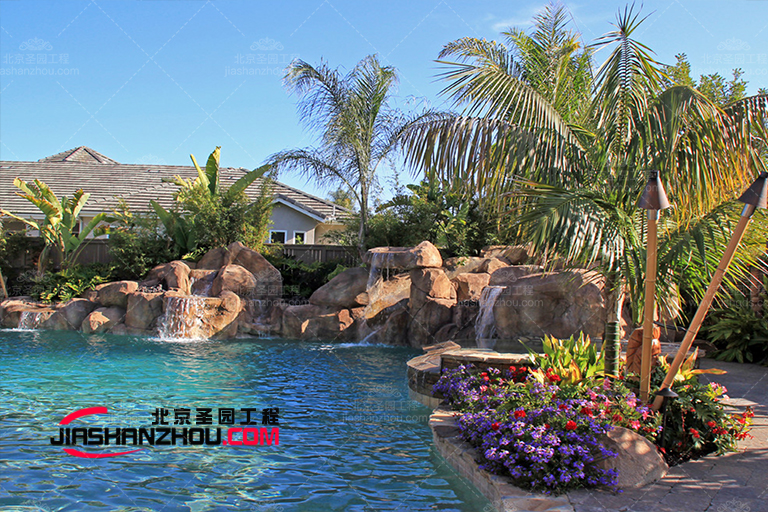 棕櫚樹環繞的TCP塑石假山水池景觀進一步增強了海灘氛圍