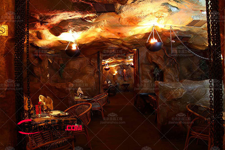 簡單造型配色方案的仿天然洞穴酒吧卻散發(fā)出正式優(yōu)雅的氣息