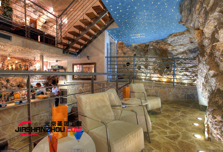 帶有法式門的仿天然山洞主題餐廳有著特的氛圍和美感