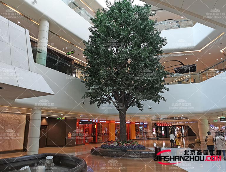 仿真樹與自然景觀完美結合創造出互補的效果