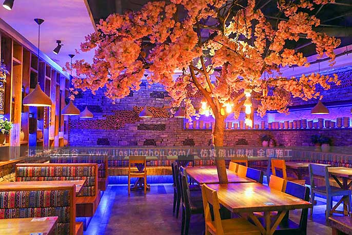 大型仿真樹(shù)裝飾我們?nèi)绾芜x擇呢？大型仿真樹(shù)裝飾用于哪些地方？