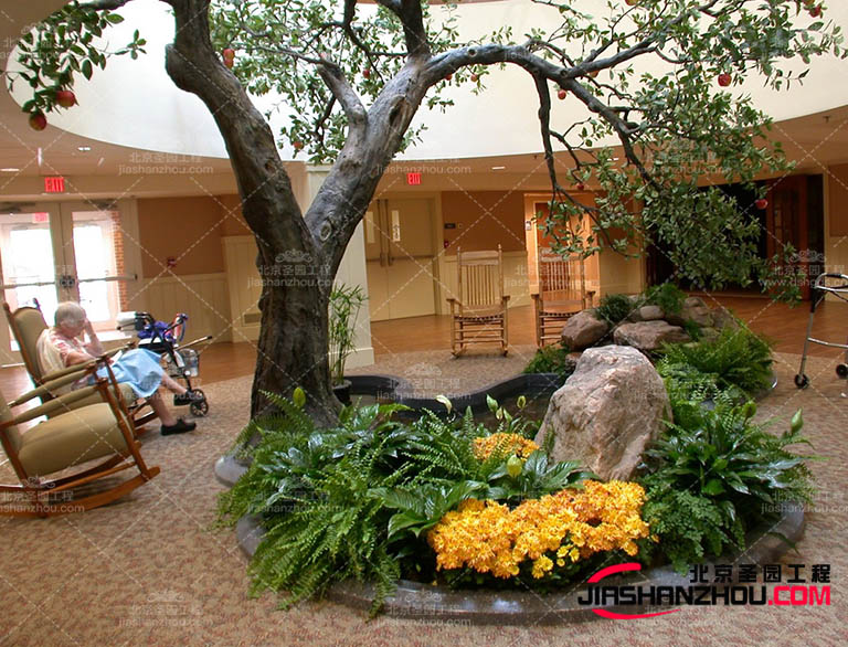 仿真樹是人造樹，通常由塑料、絲綢、金屬等材料制成