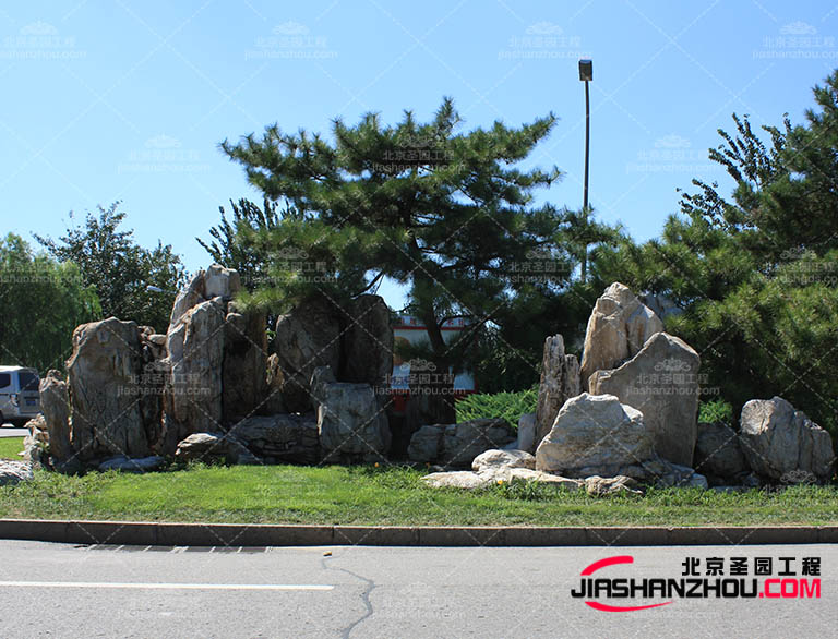 如今的塑石假山一般是根據現場與客戶的實際環境、欣賞要求