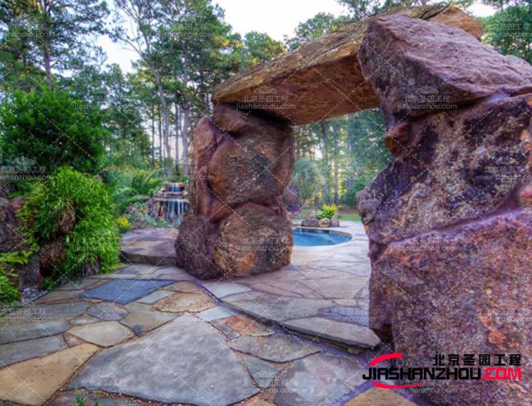 同時(shí)，塑石假山的燈光設(shè)計(jì)也要考慮到環(huán)保和節(jié)能的問題