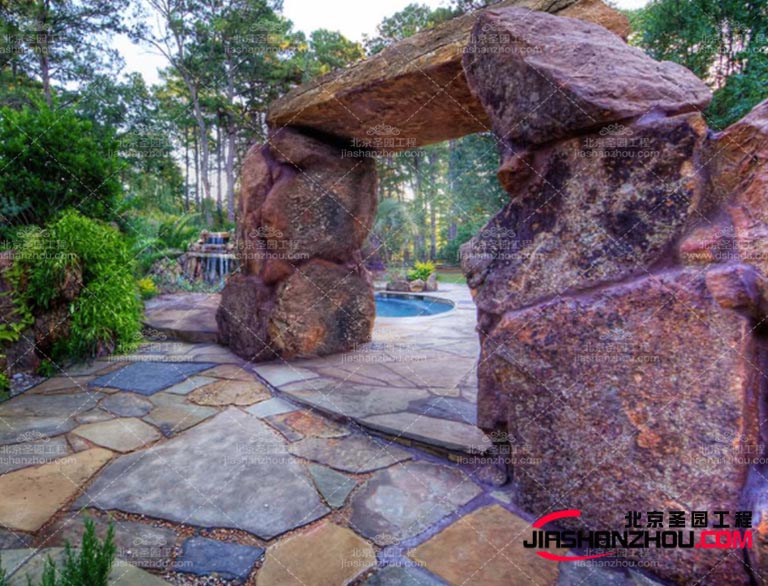 塑石假山也可以成為城市公園、企事業(yè)單位等場所的景觀裝飾