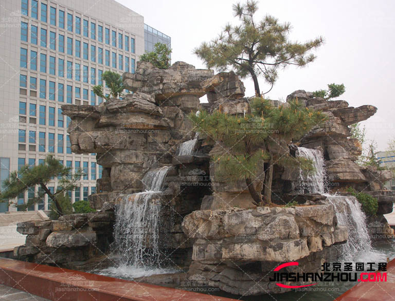 在制作塑石假山時可以采用以下步驟來提高其牢固度和安全性