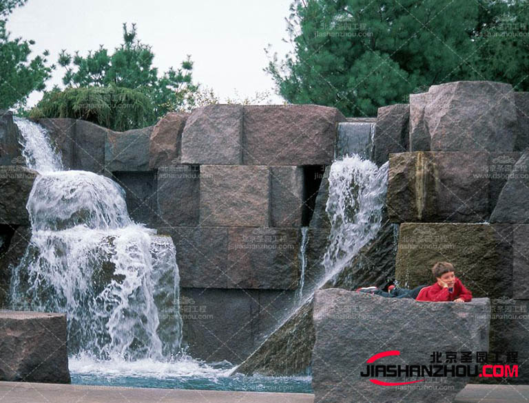 后塑石假山的美觀性也很重要，需要根據場地環境