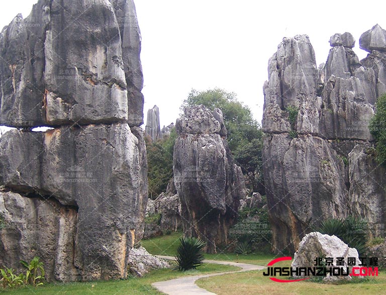 在設(shè)計(jì)假山的形狀和f 格時(shí)也需要考慮其環(huán)境和景觀融合的問(wèn)題
