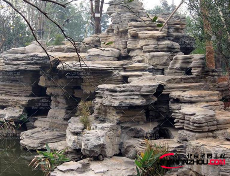 其次，需要考慮塑石假山的形狀和結(jié)構(gòu)包括大小比例