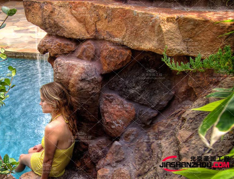 塑石假山的材料通常是人造石，與自然石存在一定的區(qū)別