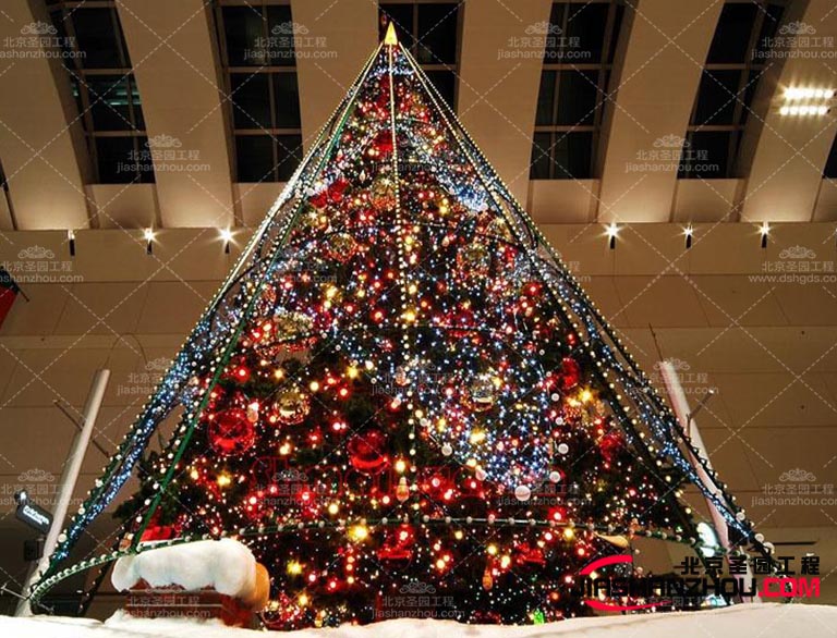 仿真樹是由環(huán)保材料制成，不含有害物質(zhì)因此不會引發(fā)過敏