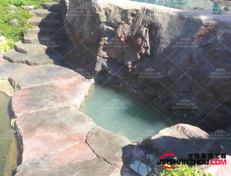 塑石假山的石頭材料通常采用高分子材料和石粉通過注塑制作