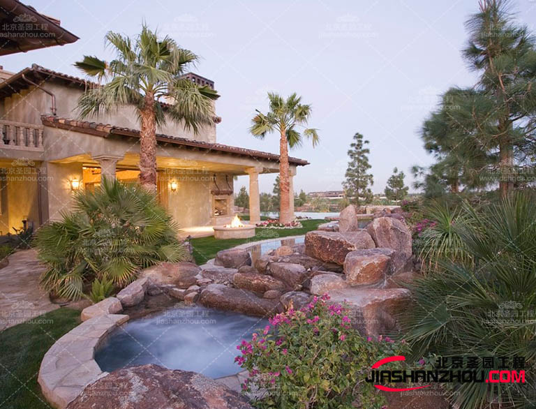 塑石假山可以創造出令人開心的場景，讓人們可以進行愉快的玩耍