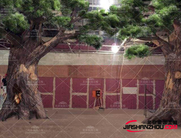 仿真樹將形狀美的家具組合在一起，創造出非傳統優雅的空間