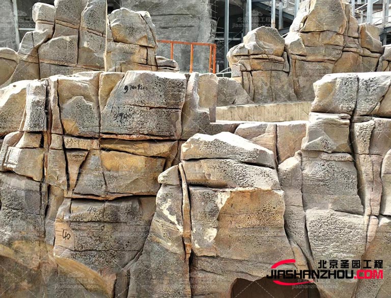 塑石假山如這些場景瀑布、溪流、山洞等，增加公園的趣味性和吸引力