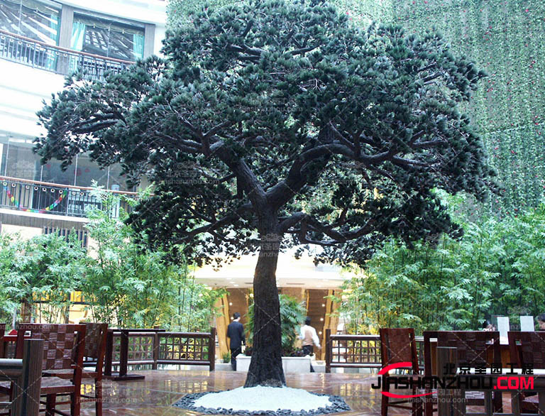 以展示特定的仿真樹產品，這樣可以增加展示的多樣性