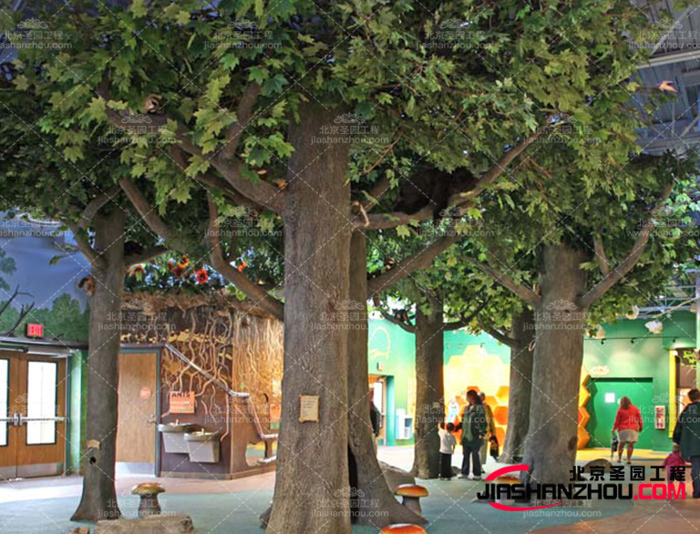 仿真樹作為一種特的展示方式，可以為觀眾營造出令人留下深刻印象