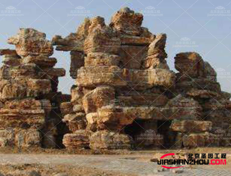 塑石假山可以選擇具有現(xiàn)代感的設(shè)計(jì)和優(yōu)質(zhì)材料的桌子，如實(shí)木