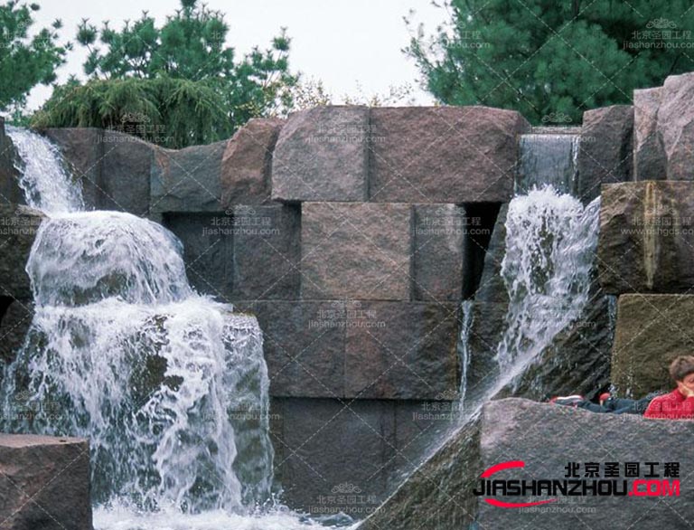 塑石假山可以打造出一個(gè)仿真的自然環(huán)境元素可以與塑石假山相互呼應(yīng)