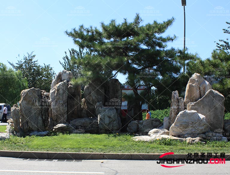 塑石假山使這個特的家優雅的現代化再次證明他們是處理與室內設計