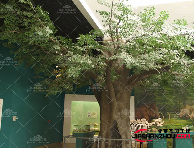 這樣的仿真樹可以在餐桌旁邊的空間中起到一個很棒的醒目的作用