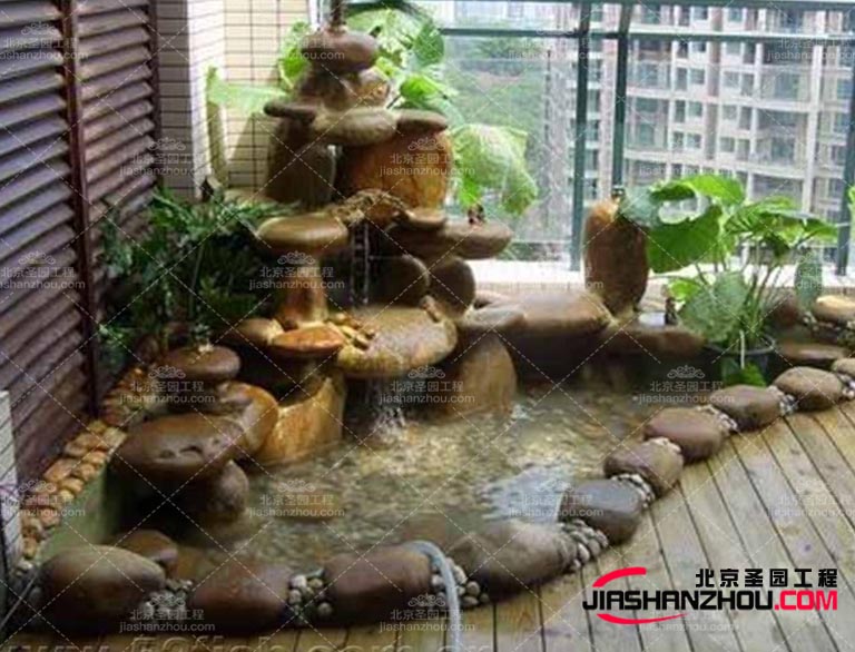 塑石假山特且幾乎不會被遺忘的圖案，與植物織物的裝飾細節相結合