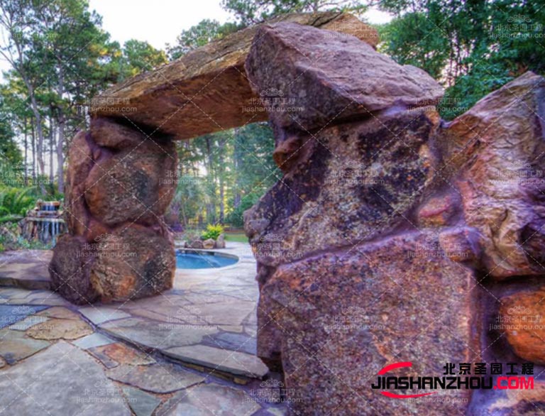 當然選擇具有逼真質感的塑石材料，可以增強塑石假山的視覺效果