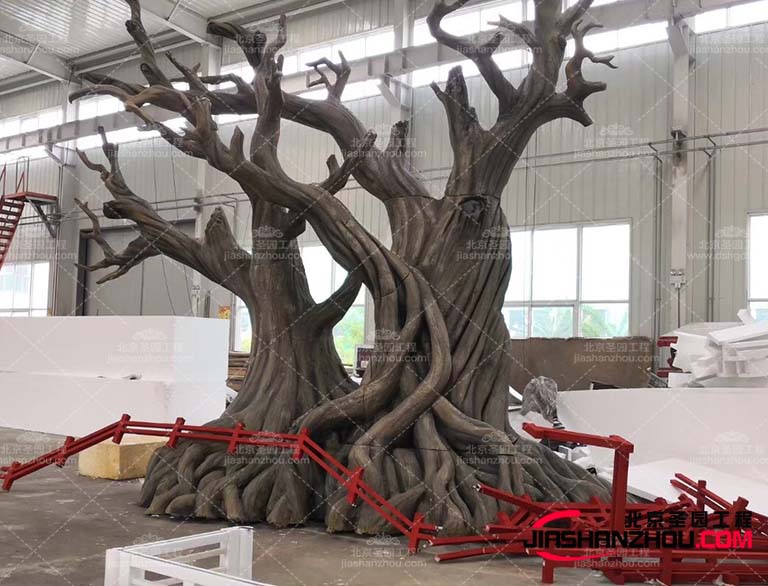 仿真樹的設計可以使用餐環境加溫馨和舒適讓人感覺置身于大自然中