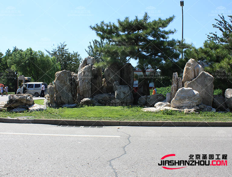 水泥假山已成為園林打造景觀不可或缺的裝飾之一
