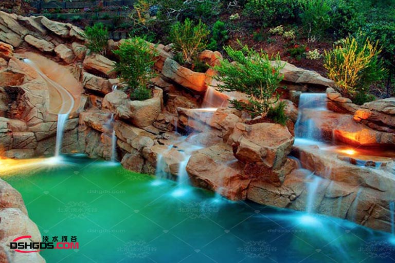 溫泉旁水泥假山制作 山東青島景區景觀水泥假山