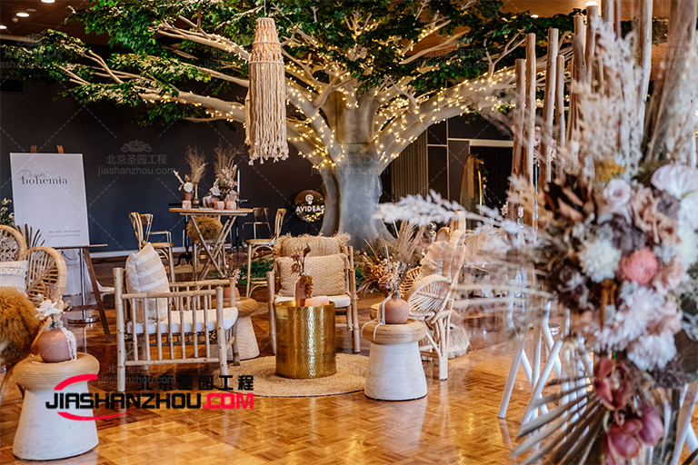 長沙仿真樹生機勃勃的景象吸引四面八方的游客駐足欣賞