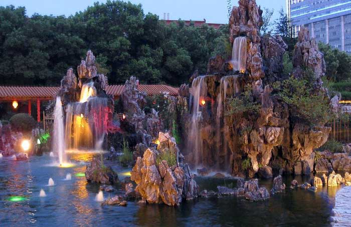 仿真假山.jpg 仿真假山