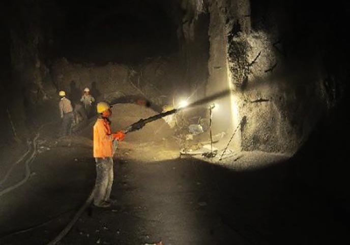 水泥假山.jpg 水泥假山
