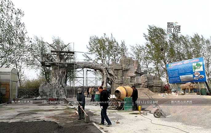 仿真樹大門.jpg 仿真樹大門