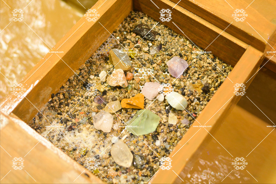 淘礦工場(chǎng)兒童淘礦石加盟.jpg 淘礦工場(chǎng)兒童淘礦石加盟