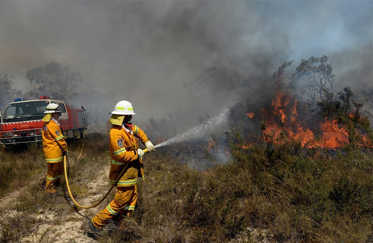 穿防火罩救火的消防員.jpg 穿防火罩救火的消防員