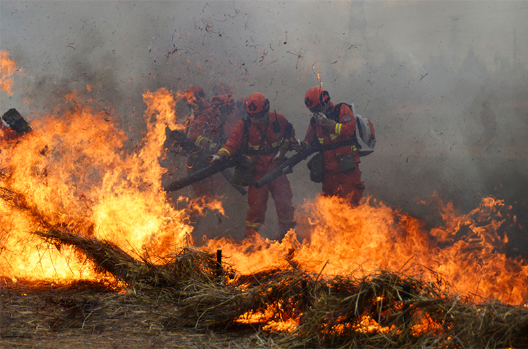 穿防火罩救火的消防員.jpg 穿防火罩救火的消防員