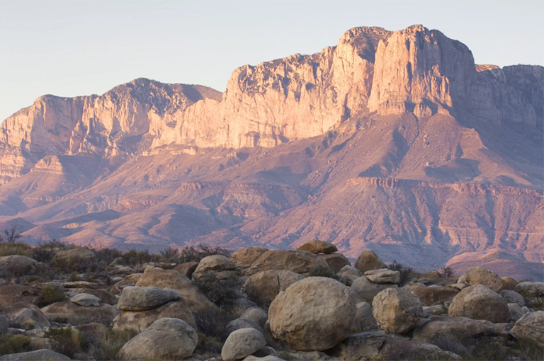 在瓜達盧佩山的日落在松城，得克薩斯附近