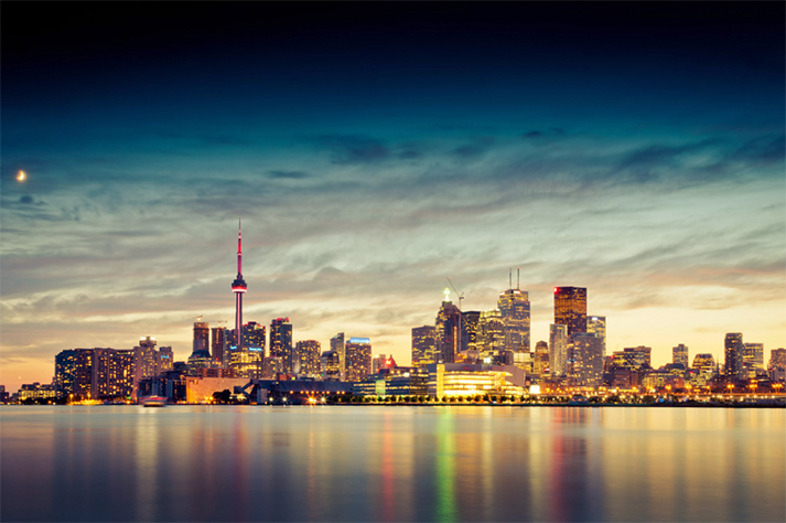 多倫多的天際線和安大略湖在黃昏，加拿大安大略省