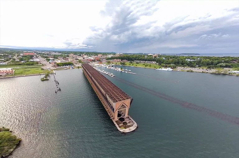 被放棄的和偶象的礦石船塢的空中射擊在馬凱特，沿蘇必利爾湖岸的密執安