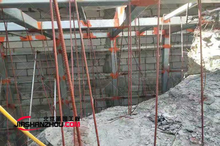 仿真假山.jpg 仿真假山.jpg